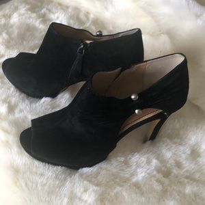 👢✨ NWOT Nine West Peep-Toe Zippered Suede Booties - Size 11
